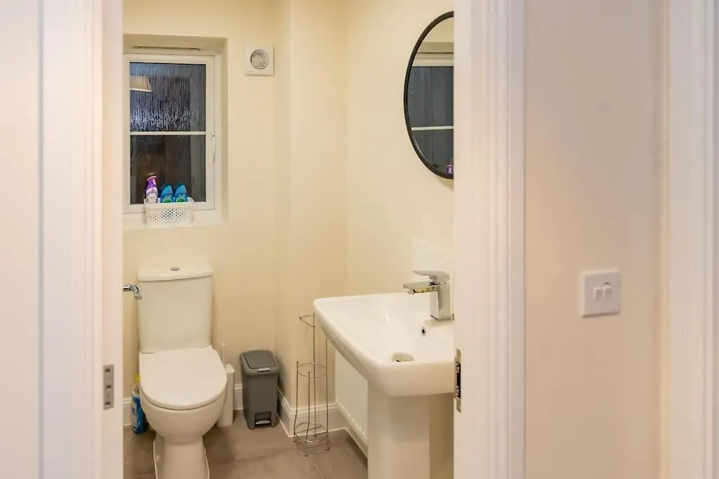 Cozy 3 Bed Sasha House In Beeston Nottingham Villa Holiday home